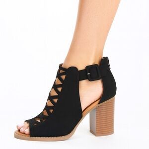 6.5 SODA Aran Black Womens sandals EUC Cut Outs Criss Cross‎